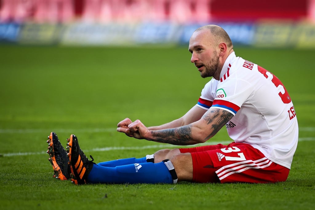 Toni Leistner, damals beim HSV, sitzt auf dem Rasen.