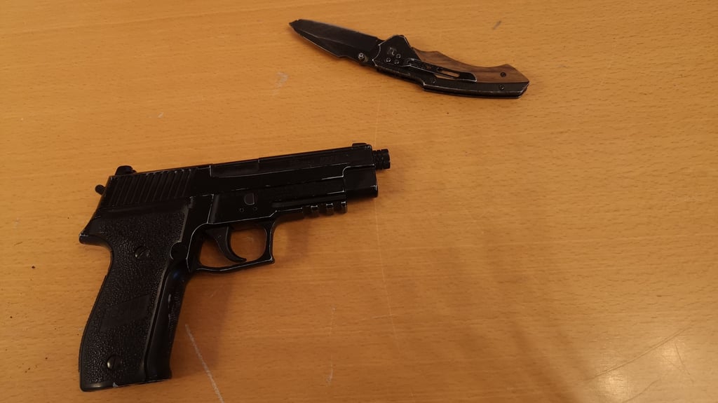 Diese CO2-Pistole und das Messer fand ein Polizist im Rucksack eines Mannes, der im September 2022 durch Salzwedel spazierte