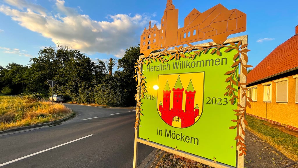 Mit der Shilouette von Möckern sind die Begrüßungsschilder an den Ortseingängen von Möckern beschmückt worden.