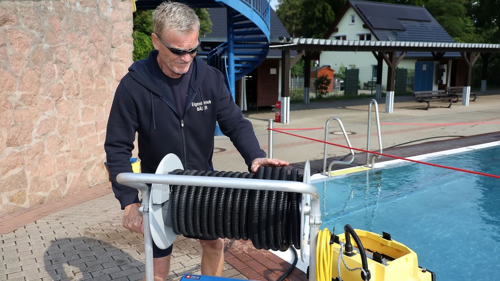 Schwimmmeister aus Leidenschaft: Es gibt eine Menge für Klaus Taruttis vorzubereiten, bevor ein Badetag startet.