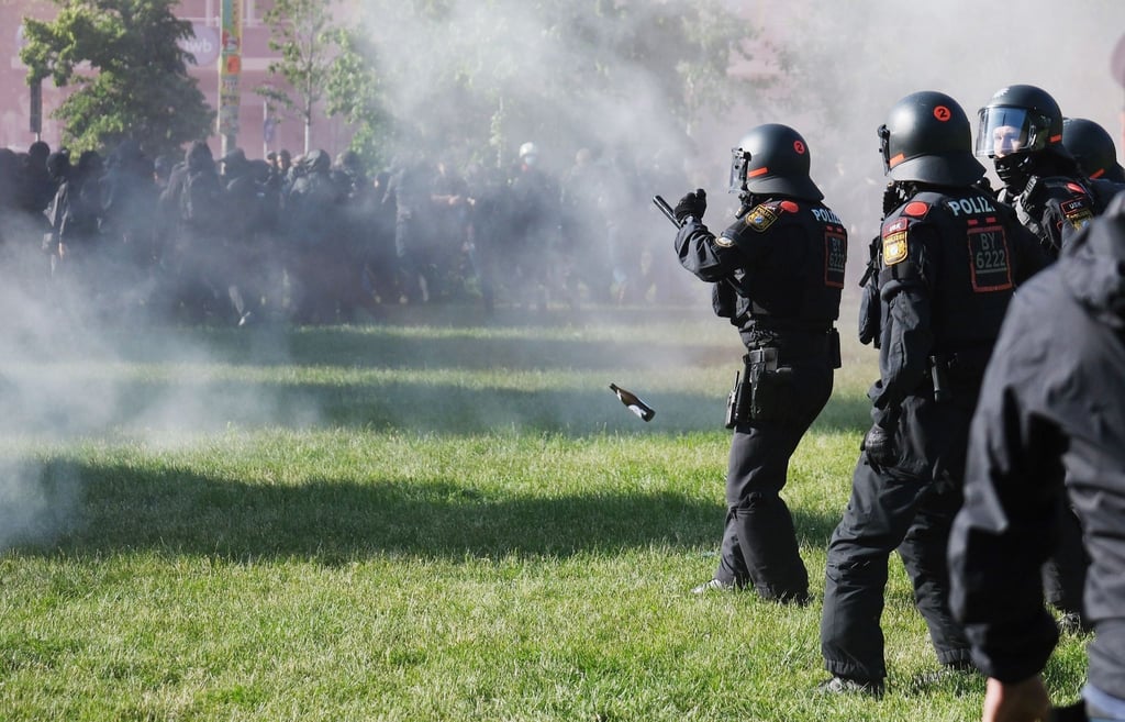 Polizisten werden bei einer linken Demonstration beworfen.