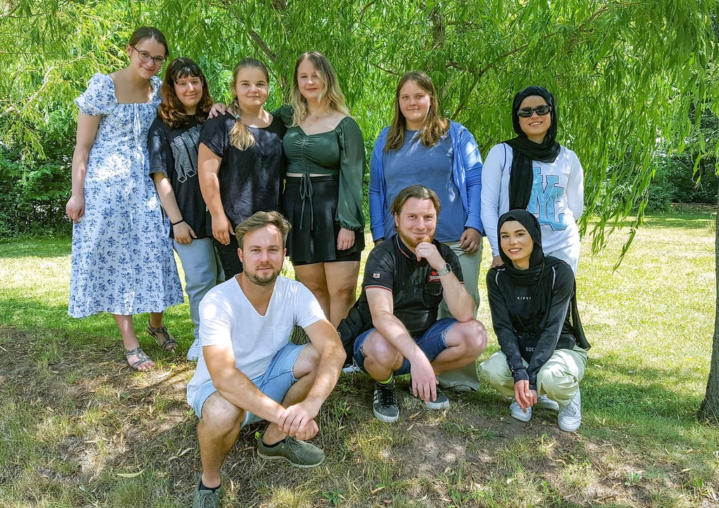 Die stolze Landessieger des Geschichtsforschungswettbewerbs für junge Menschen: Lehrer und Schüler der 8. bis 10. Klasse der Heinrich-Heine-Schule in Halle-Neustadt.