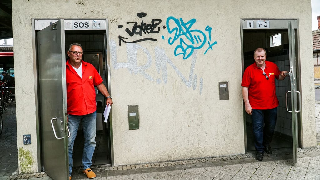 Die Toiletten am Hauptbahnhof Stendal bringen dem Standort Pluspunkte, finden Frank Fleischhauer (links) und Uwe Ahrens vom ACE: Sie sind kostenlos,  sauber und funktionieren.