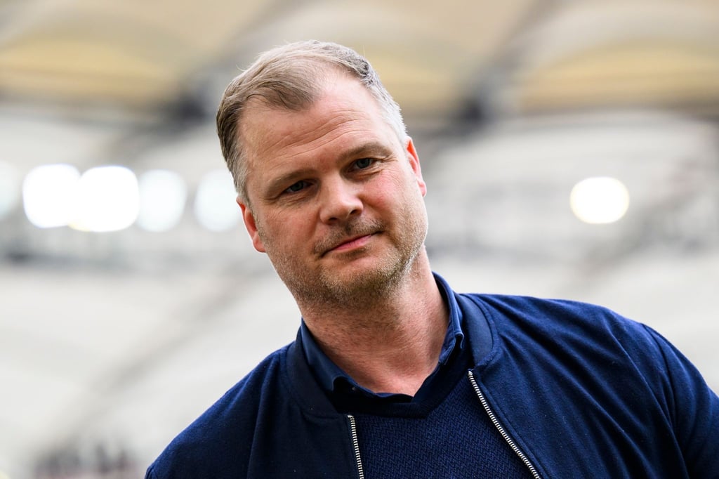 Stuttgarts Sportdirektor Fabian Wohlgemuth steht vor dem Spiel im Stadion.