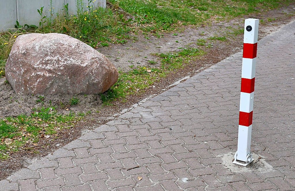 An der Zufahrt zu Regatterverein Arendsee, wo nun der Stein liegt, wurde in den vergangenen Wochen der Poller umfahren, wie die Spuren zeigen.