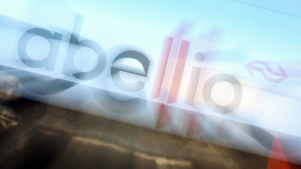 Das Logo des Bahnunternehmens Abellio ist auf einem Zug zu sehen.