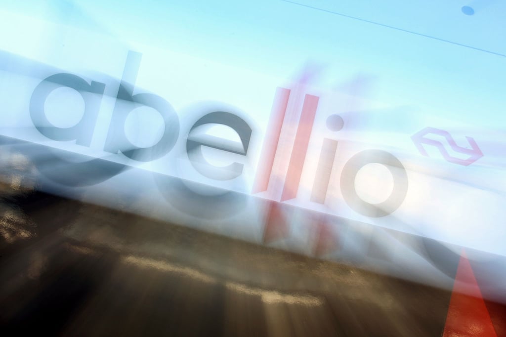 Das Logo des Bahnunternehmens Abellio ist auf einem Zug zu sehen.