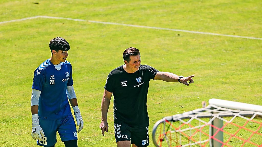 FCM-Chefcoach Christian Titz (r.) und Nachwuchstorhüter Robert Kampa im Trainingslager des 1. FC Magdeburgs im&nbsp;österreichischen Fieberbrunn.