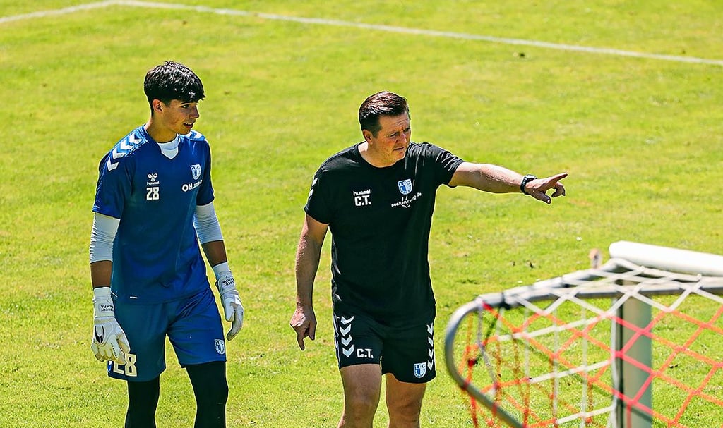 Bekam von FCM-Chefcoach Christian Titz (r.) eine Hilfestellung während des Trainings: Nachwuchstorhüter Robert Kampa.
