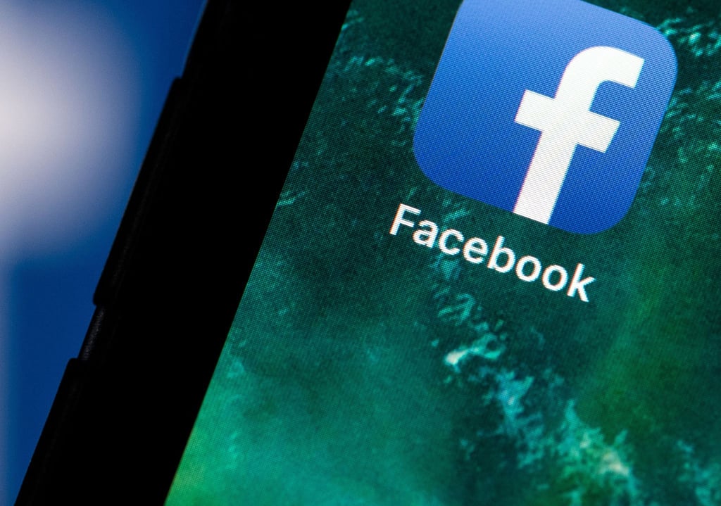 Auf dem Bildschirm eines Smartphones sieht man das Logo von Facebook.