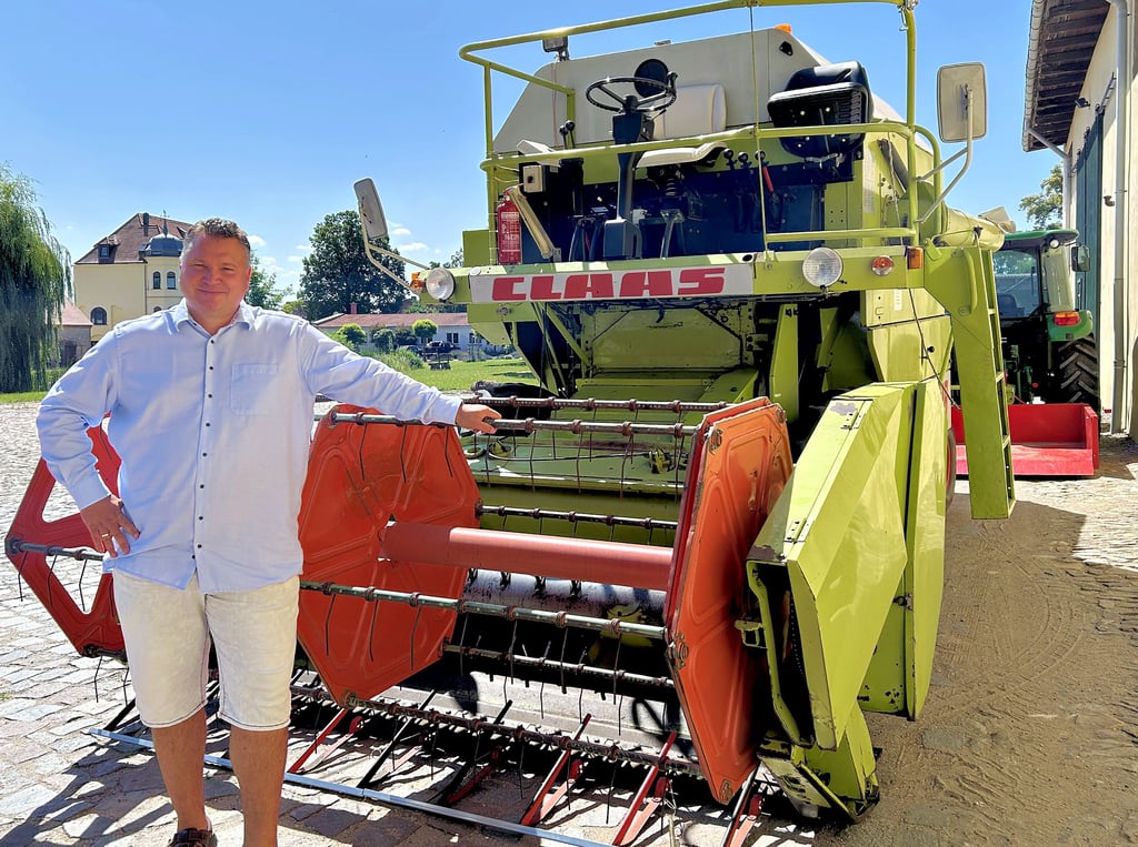 Marco Ehmann hat sich mit dem Mähdrescher „Claas Dominator 38“ aus dem Baujahr 1985 einen Traum erfüllt. In Magdeburg kommt das Duo auf einem Feld zum Einsatz.