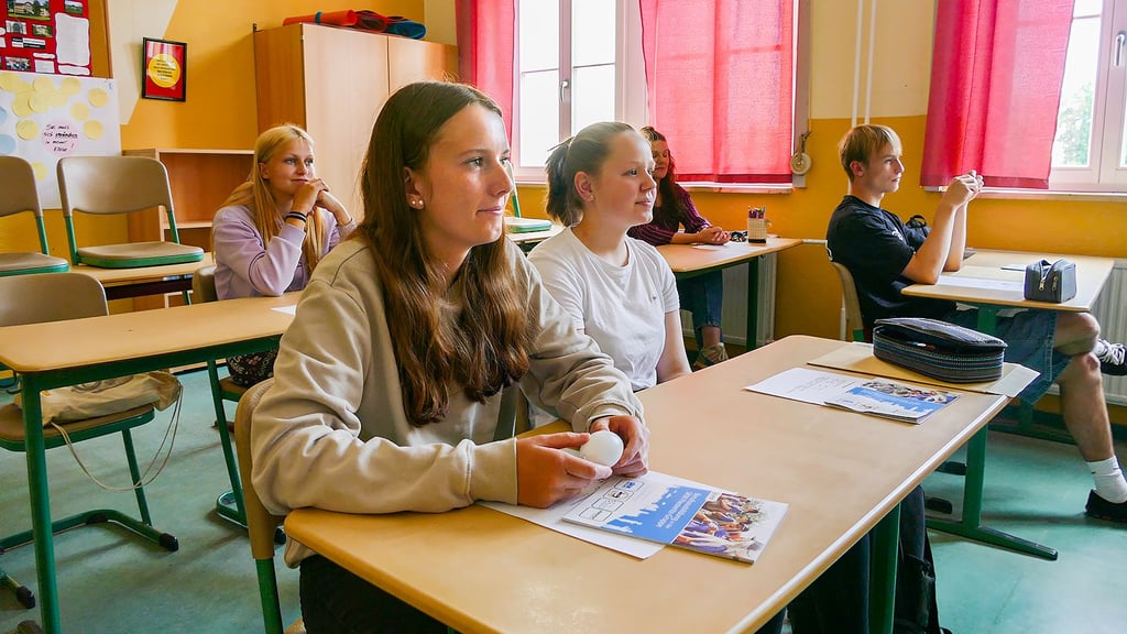 Leonie Kuhse und Annabell Schulze versuchen sich an den Einstellungsfragen der Personalreferentin des Stickstoffwerkes Piesteritz (SKW).