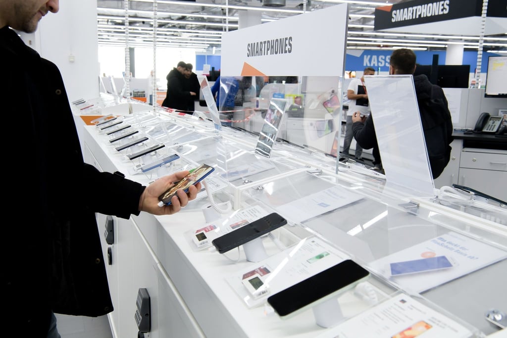 Beim Smartphone-Kauf darf man die verschiedenen Gerätevarianten nicht aus dem Blick verlieren - und sollte auch Angebote des stationären Handels in den Vergleich einbeziehen.