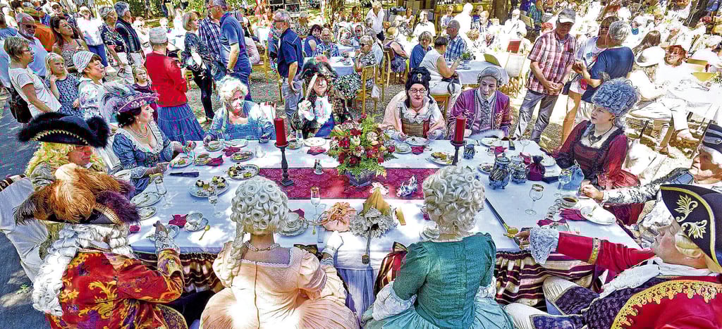 Altjeßnitz – Gutspark: Die barocke Gesellschaft kommt am Sonnabend im Gutspark Altjeßnitz zusammen. Von 13 Uhr bis in die Abendstunden wird zum barocken Gartentag eingeladen.