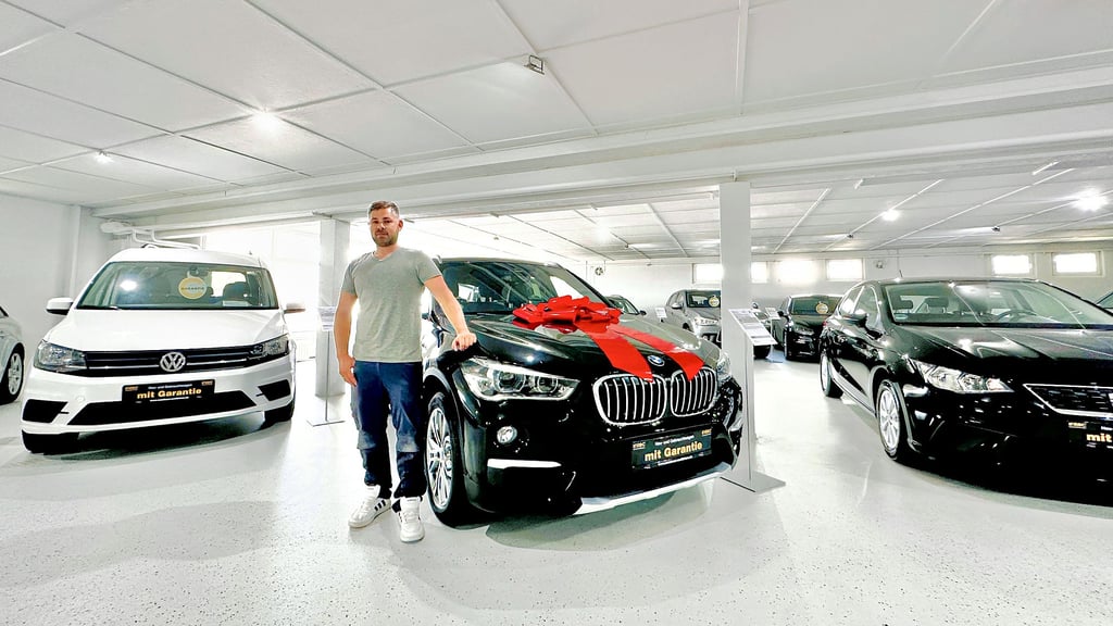 Der Showroom von Thomas Wendt vom „Autohaus Söllichau“ steht voll mit gebrauchten Kompakt- und Mittelklassefahrzeugen. Die Käufer kommen zu ihm aus ganz Deutschland, der Handel mit den Autos floriert.