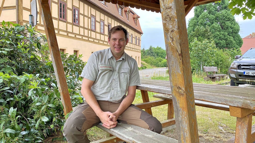 Philipp Nahrstedt vor dem Forstamtsgebäude in Annaburg, das für rund fünf Jahre Dreh- und Angelpunkt seiner Tätigkeit war.