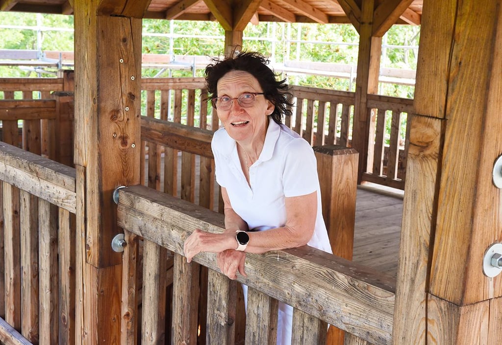 Burg- und Heimatvereinsvorsitzende Karin Keller im Obergeschoss des „Turm im Turm“. Sie freut sich, dass die Sanierung fortgesetzt wird.