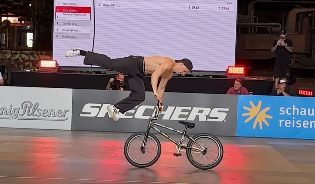 Chris Böhm am Samstag bei den "Finals" in Duisburg: Nach seiner Qualifikation für das Finale der ersten Deutschen Meisterschaft im BMX Flatland begeistert er seine vielen Fans in der Halle mit weiteren Kunststücken auf dem Bike.