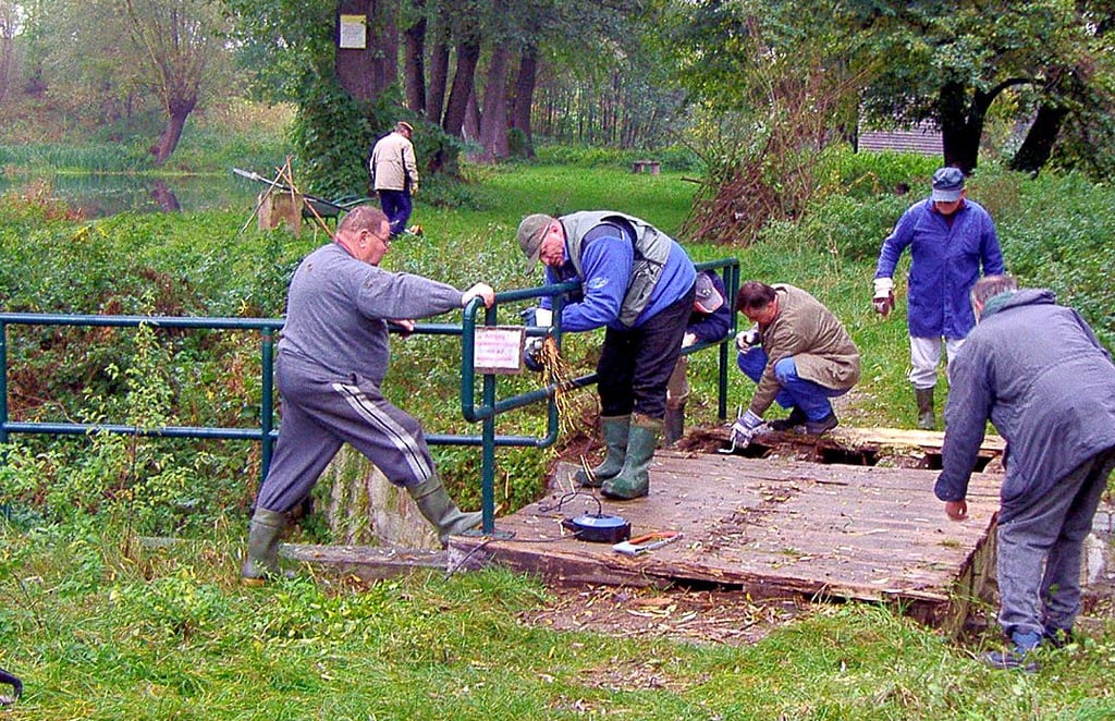 An der Brockenstedter Mühle wird ein Steg samt Geländer erneuert. Ein Foto aus dem Jahr 2007.