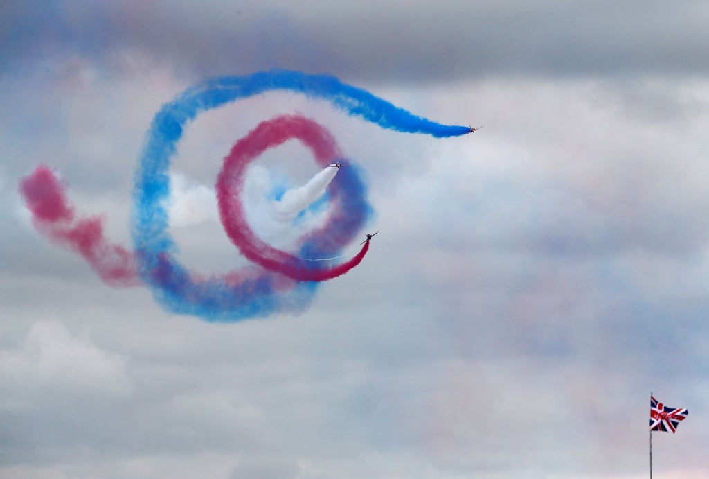 Die Red Arrows, das Kunstfluggeschwader der britischen Luftwaffe (Royal Air Force) vor dem Start des Rennens.