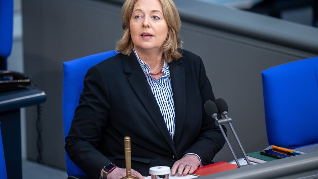 Bärbel Bas spricht in der letzten Sitzung vor der Sommerpause im Bundestag.