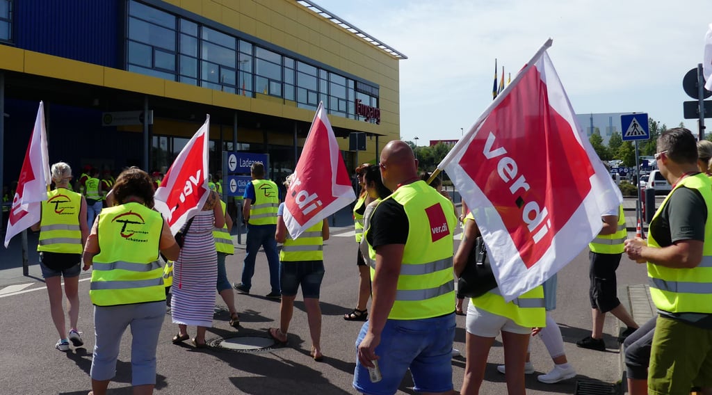 Verdi-Warnstreik vor dem Ikea Günthersdorf