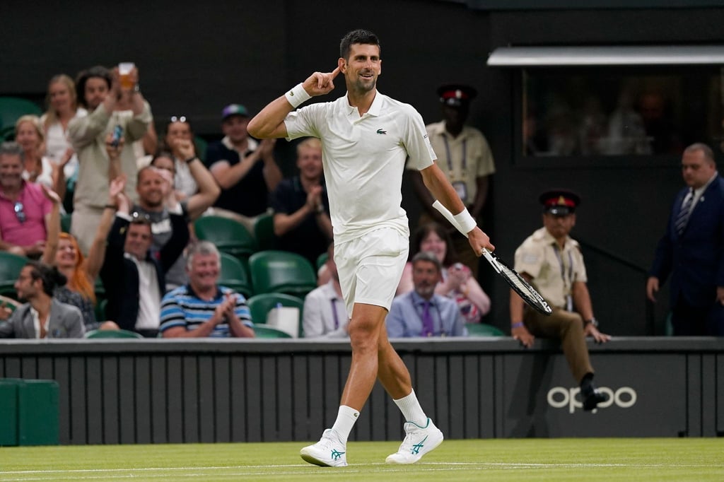 Novak Djokovic aus Serbien reagiert nach einem Punktgewinn.