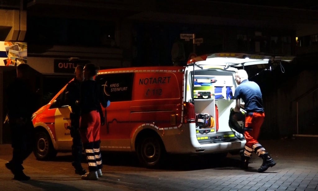 Ein Notarzt arbeitet an seinem Einsatzfahrzeug.