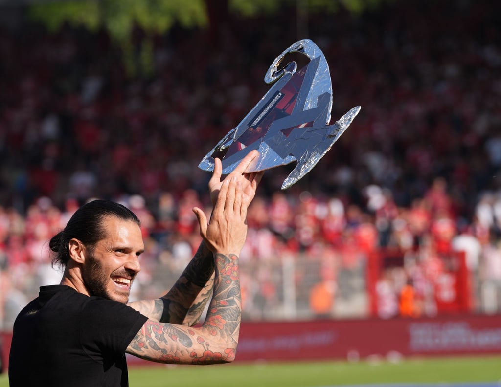 Unions Christopher Trimmel jubelt mit der Nachbildung eines Pokals in Richtung der Fans.