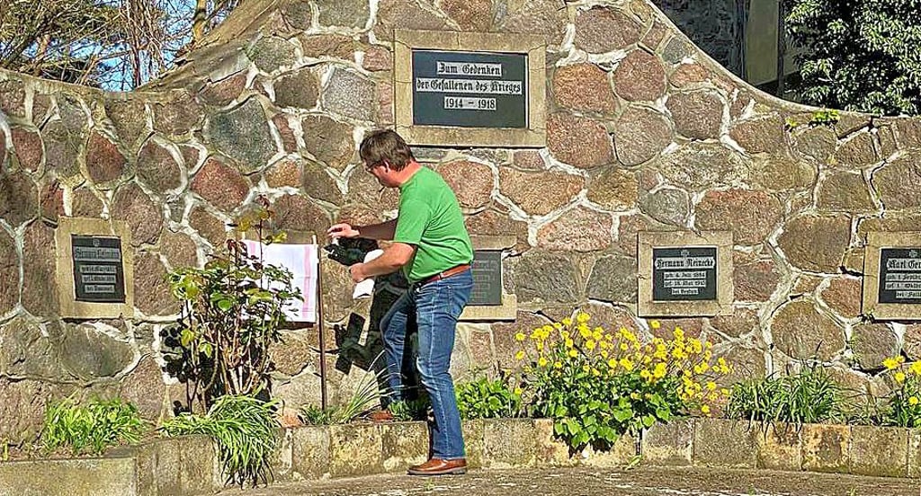 Hartwig von Bach enthüllt die neue Platte am Weltkiegsdenkmal in Bertingen, die bislang fehlte.