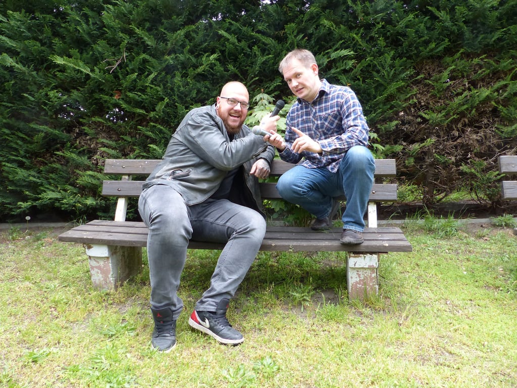 Pascal Bock (l.) und Tobias Köppe kennen sich seit ihrer Kindheit und haben zusammen die Kinderlieder-CD "Schildegart und ihre Freunde" gemacht. Die hat Köppe nun mit zum Thalheim-Treffen in die Schweiz genommen.