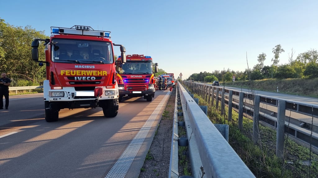 Dessauer Feuerwehren im Einsatz auf der A9 in Höhe Adria. Am Freitagabend waren dort mehrere Fahrzeuge ineinander gefahren.