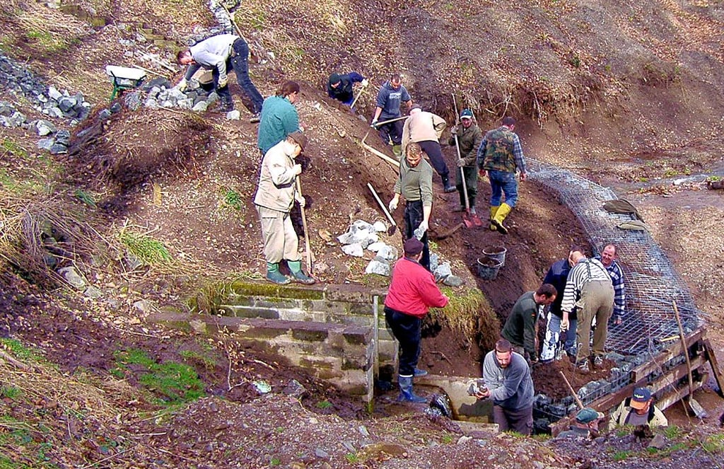 Ebenfalls ein Bild aus dem Jahr 2007: Hier sanieren die Angler den Einlauf samt Uferbefestigung am Bastteich II in der Oesig.