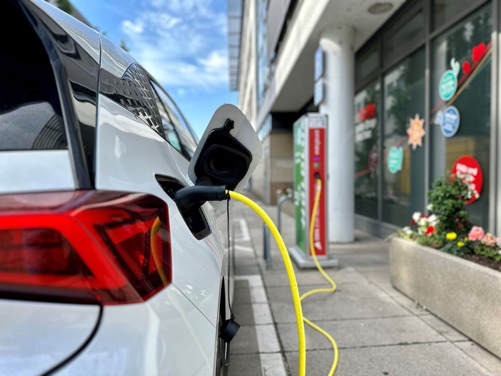 Am Hauptsitz der Stadtwerke lädt ein E-Auto. Derzeit gibt es in Halle 58 Standorte mit Ladesäulen.