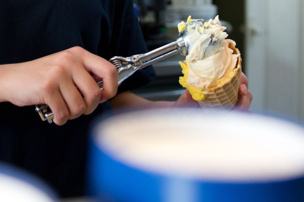 Ferienjob für Schüler: Manche Jungen oder Mädchen helfen in den Ferien in einer Eisdiele aus.