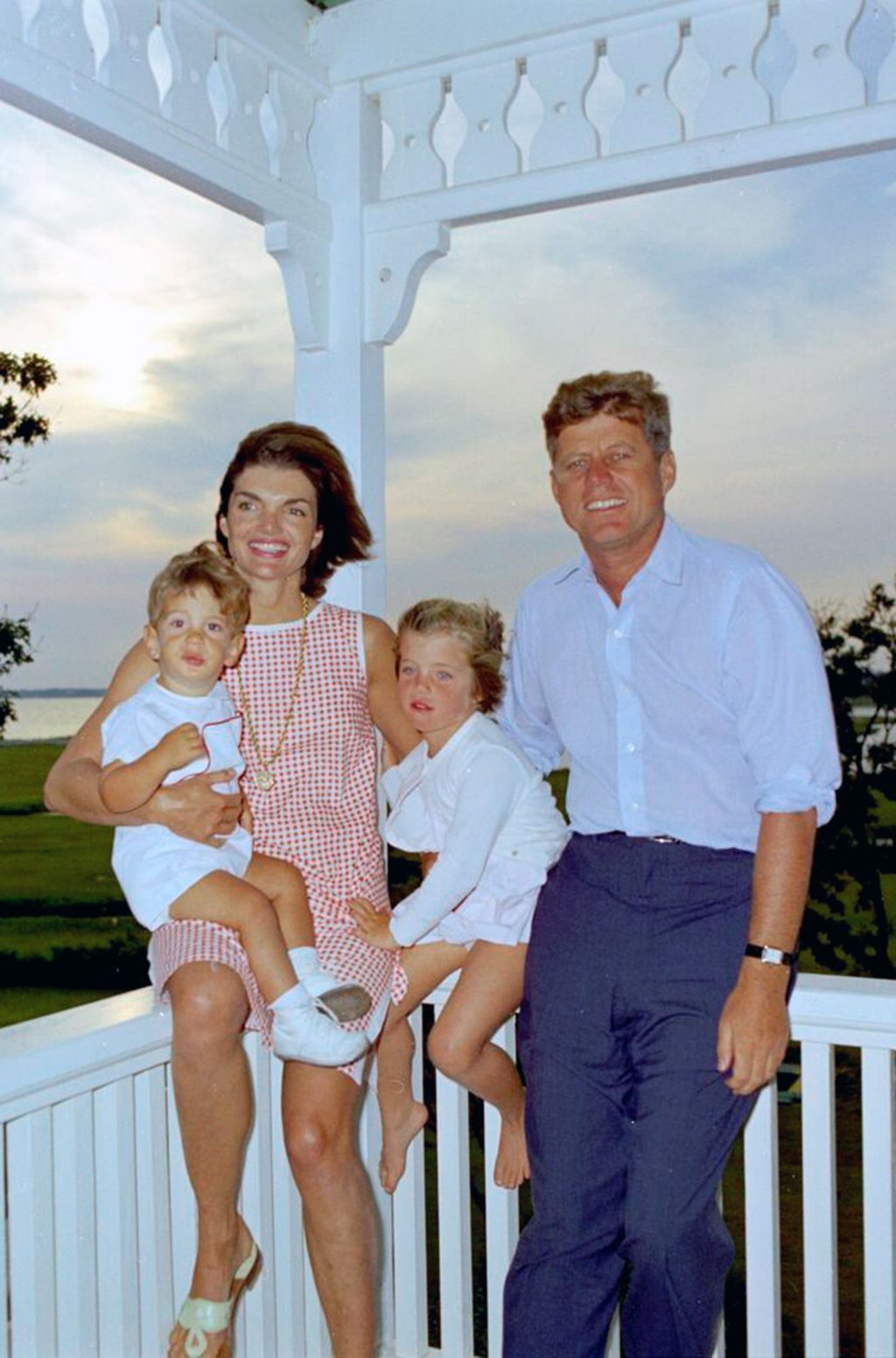 John F. Kennedy und seine Frau jackie mit Familie in Hyannis Port, 1962.