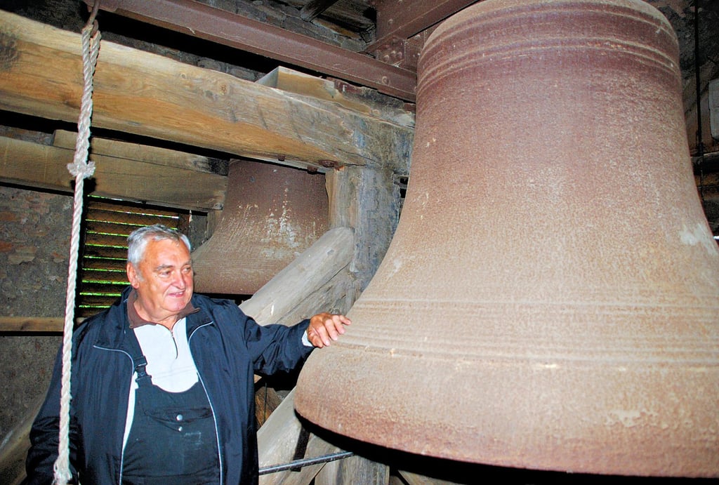 Günter Lauenroth vor der großen Stahlglocke im Turm von St. Petri in Groß Rodensleben. Seit über 40 Jahren ist er Glöckner