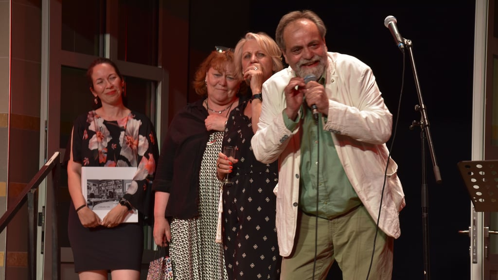 Mit einer dreistündigen turbulenten Bühnen-Show verabschiedet das Team des NT Intendant Matthias Brenner (r.) und weitere Schauspieler.