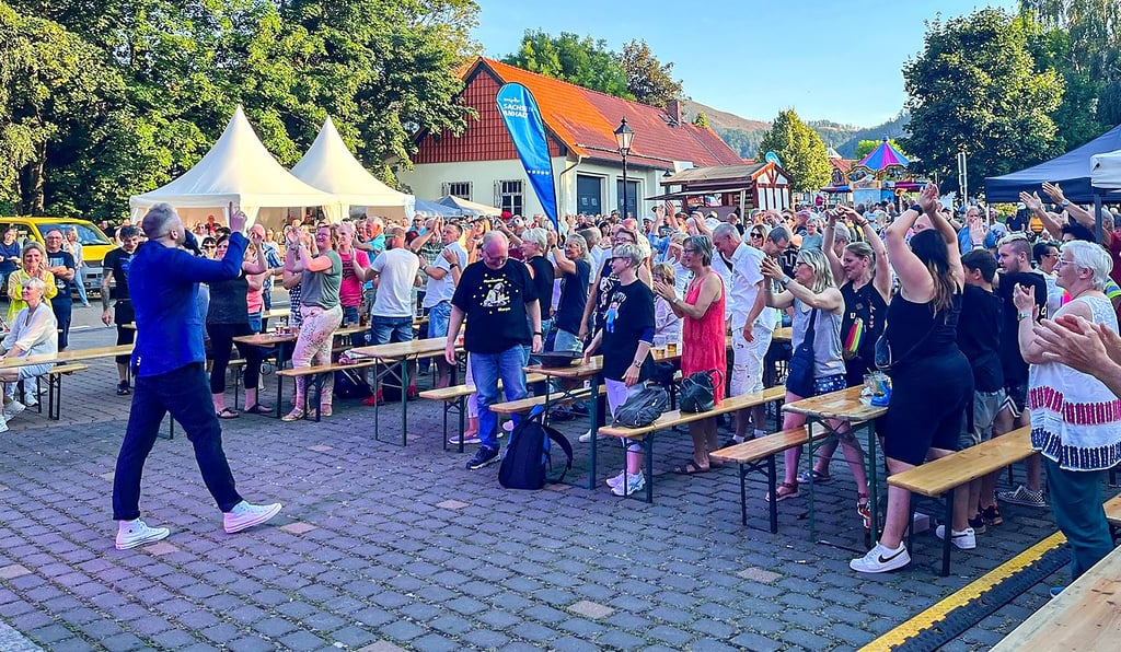 Mehrere hundert Ilsenburger und Touristen feierten am Abend eine Party auf dem Parkplatz an der Grundschule.