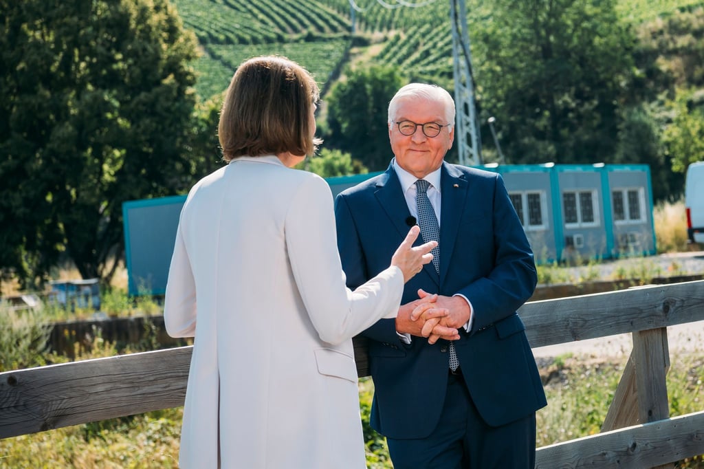 Bundespräsident Frank-Walter Steinmeier steht beim Sommerinterview von „Berlin direkt“ mit der ZDF-Chefredakteurin Bettina Schausten zusammen.