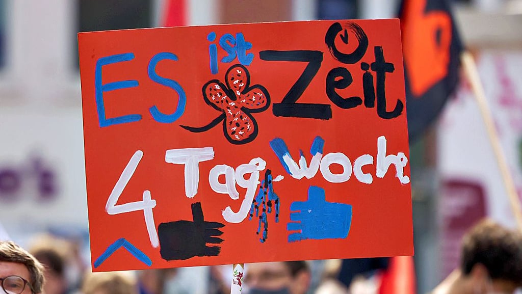 Ist die Zeit reif für die Viertagewoche? Die Forderung wird von Gewerkschaftsseite, hier bei einer DGB-Kundgebung zum 1. Mai, immer häufiger laut. Nicht nur auf Arbeitgeberseite herrscht Skepsis.