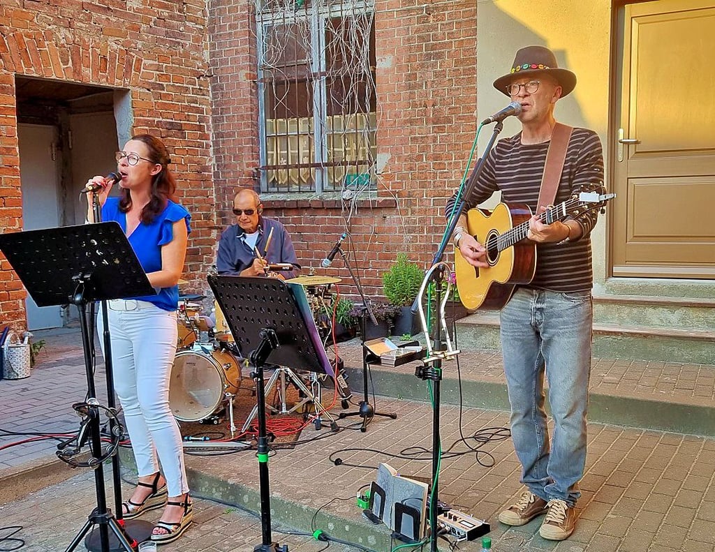 Füfr ein Konzert teilweise als Trio hatten Wolfram Andres un d Nico Stern (von links) gesorgt. Denn als Gastsängerin hatten sie noch Anja Wolf mit ins Boot geholt.