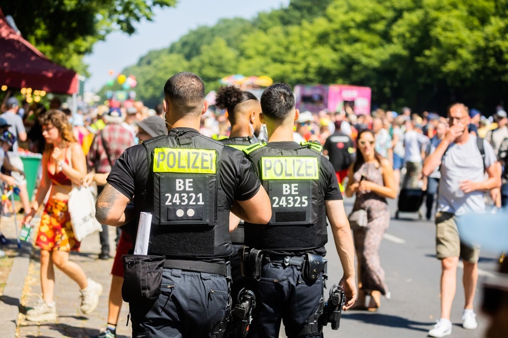 Polizisten patrouillieren bei der Technoparade „Rave the Planet“ auf der Straße des 17. Juni.