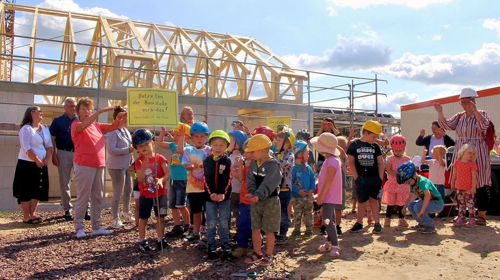 Voller Neugier, mit Liedern und einem selbstgebastelten Baustellenschild waren die Mädchen und Jungen aus dem „Kinderparadies“ zum Richtfest ihrer neuen Kindertagesstätte gekommen.