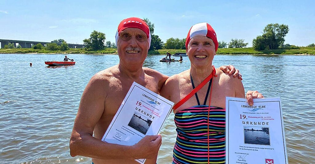 Die beiden schwimmen öfter gemeinsam: Elisabeth Wünschel (63, rechts im Bild) und Klaus Thiede (69).
