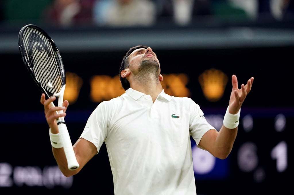 Novak Djokovic zeigt seine Frustration während des Spiels.