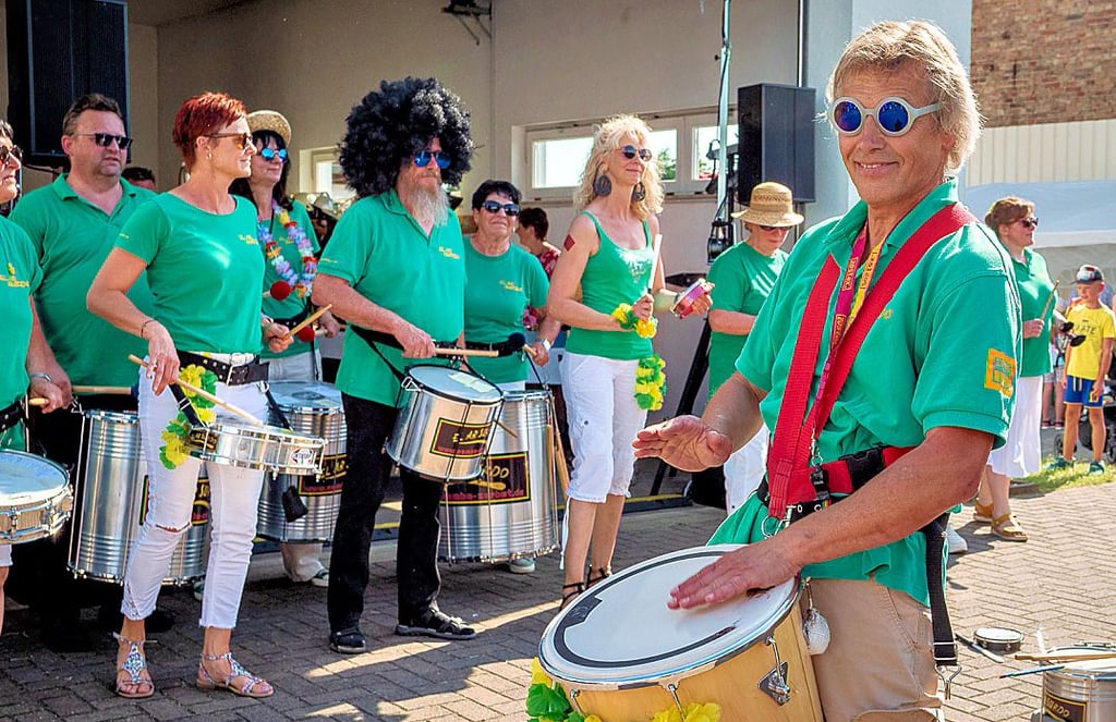Die Trommler von „El Ab Surdo“ sorgten beim Prödeler Dorffest für beste brasilianische Samba-Stimmung.