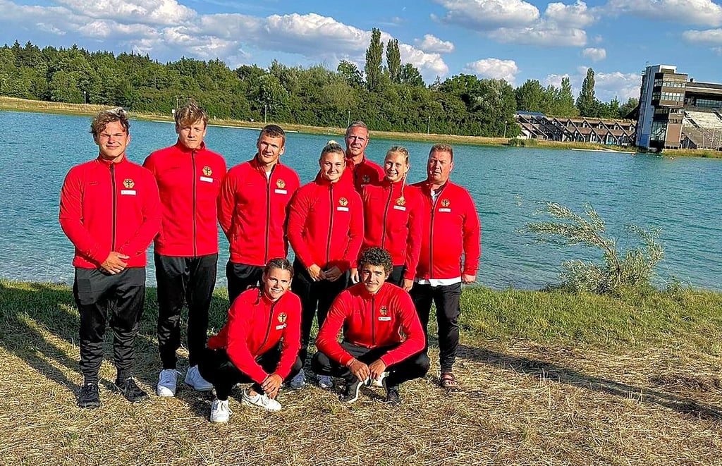 Haben insgesamt fünf Medaillen im Gepäck (stehend v. l.): Erik Nikoleizig, Konrad Becker, David Töpel, Leonie Köllner, Trainer Mark Zabel, Lisa Pflugmacher, Physiotherapeut Mirko Müller sowie (hockend) Josefine Landt und Tillmann Sommer.