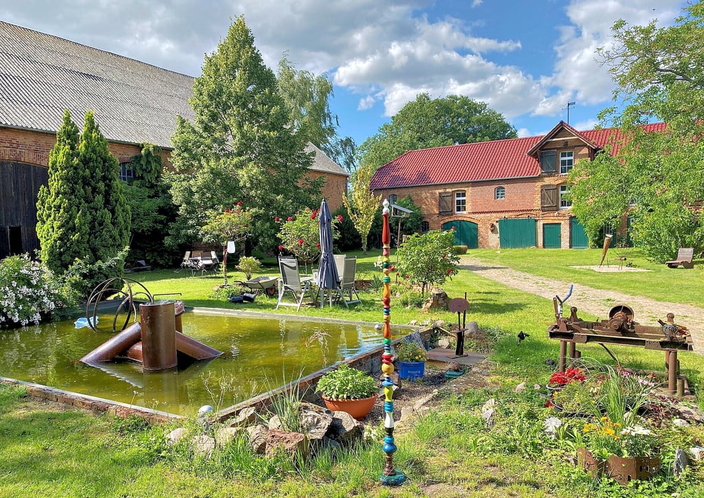 Idylle im Kunsthof Dahrenstedt. Überall im Garten, auch hinter der großen Scheune, trifft der Besucher auf Kunst. Am kommenden Sonntag nun wird eine neue Ausstellung eröffnet und zum Konzert geladen.