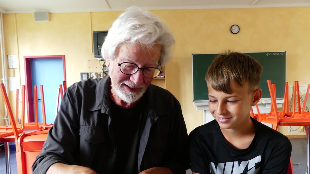 Ingolf Becker übt mit Ben auch mit Hilfe eines Angelheftes zu lesen.